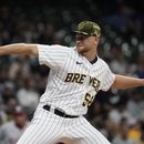 Bauer y Cerveceros vencen a Nacionales pese a triple play