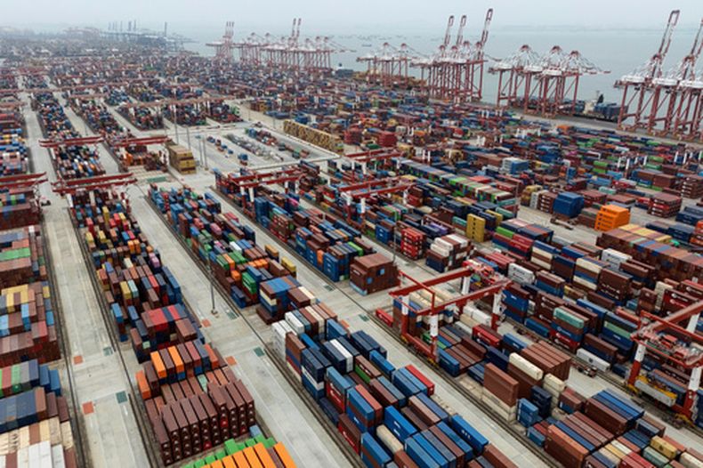 ARCHIVO - Contenedores de mercancías, listos para embarcar en el puerto de Guangzhou, en el distrito de Nansha, en la provincia de Guangdong, en el sur de China, el 17 de abril de 2025. (AP Foto/Ng Han Guan, archivo)