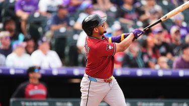 Gabriel Moreno de los Diamondbacks de Arizona conecta un jonrón ante los Rockies de Colorado, el jueves 24 de septiembre de 2026, en Denver. (AP Foto/David Zalubowski)