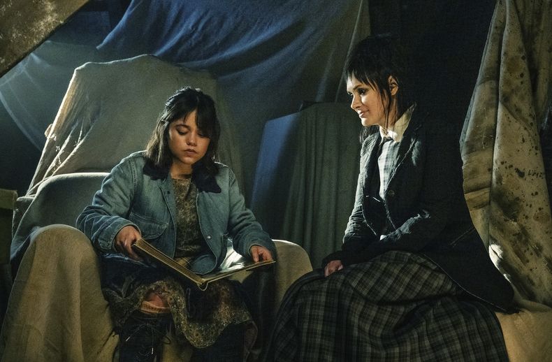 Esta imagen proporcionada por Warner Bros. Pictures muestra a Jenna Ortega, izquierda, y Winona Ryder en una escena de Beetlejuice Beetlejuice. (Parisa Taghizadeh/Warner Bros. Pictures via AP)