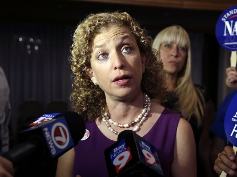 La presidenta del Comit&eacute; Nacional Dem&oacute;crata, la representante Debbie Wasserman Schultz, de Florida, conversa con la prensa en Weston, Florida. Wasserman dijo que su partido har&aacute; una evaluaci&oacute;n exhaustiva de sus reveses electora