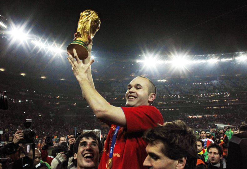 ARCHIVO - El centrocampista español Andrés Iniesta alza el trofeo de la Copa del Mundo tras la victoria ante Holanda en la final, el 11 de julio de 2010, en Johannesburgo. (AP Foto/Bernat Armangue)