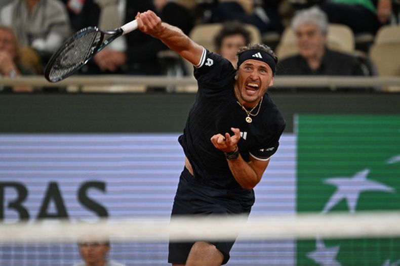 Alexander Zverev de Alemania devuelve la pelota a Rafael Jódar de España durante el partido de tenis de cuartos de final en el Abierto de Francia en París, el martes 2 de junio de 2026. (Foto AP/Emma Da Silva)