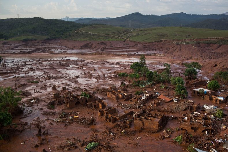 La escena después de la ruptura de la represa en Bento Rodrigues en el estado de Minas Gerais en Brasil el 6 de noviembre del 2015. (AP foto/Felipe Dana)