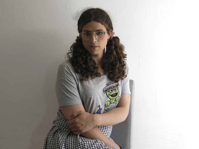 La cineasta mexicana Camilia D. Aurora, directora y protagonista del cortometraje Johanne Sacreblu, posa para una fotografía durante una entrevista en la Ciudad de México, el jueves 27 de febrero de 2025. (Foto AP/Berenice Bautista)