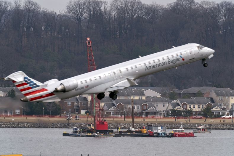 ARCHIVO – Equipos de rescate trabajan para recuperar los restos del choque entre un avión de American Airlines y un helicóptero Black Hawk cerca del Aeropuerto Nacional Ronald Reagan de Washington, el jueves 6 de febrero de 2025, en Arlington, Virginia. (AP Foto/Jose Luis Magana, Archivo)