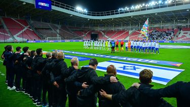 Jugadores de Israel e Irlanda en el centro de la cancha durante la interpretación del himno nacional antes del juego de la Liga de Naciones en domingo 27 de septiembre del 2026. (Zsolt Czegledi/MTI via AP)