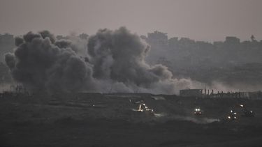 Dos columnas de humo se elevan el jueves 3 de julio de 2025 tras un bombardeo israelí de la Franja de Gaza, visto desde el sur de Israel. (AP Foto/Leo Correa)