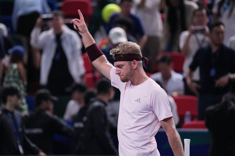 El español Alejandro Davidovich Fokina celebra tras vencer en las semifinales del Masters de Shanghai al alemán Alexander Zverev el sábado 17 de octubre del 2026. (AP Foto/Andy Wong)