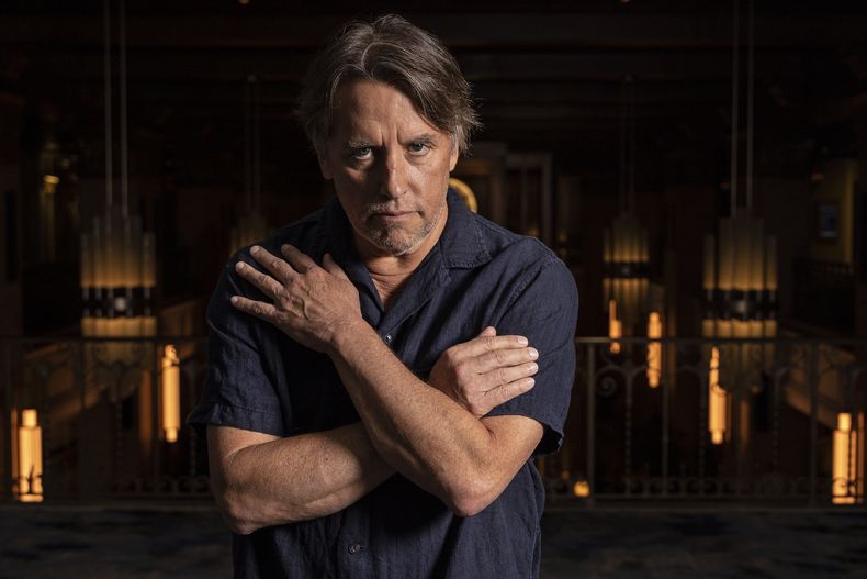 Richard Linklater posa al promover la película Hit Man en el Festival Internacional de Cine de Toronto el domingo 10 de septiembre de 2023 en Toronto. (Foto Joel C Ryan/Invision/AP)