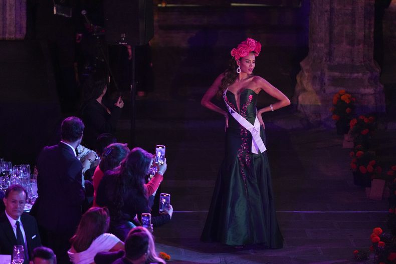 Miss Italia Glelany Cavalcante participa en La Gala de las Catrinas para celebrar el Día de Muertos a días de la 73a edición de Miss Universo en la Ciudad de México el 1 de noviembre de 2024. (Foto AP/Eduardo Verdugo)