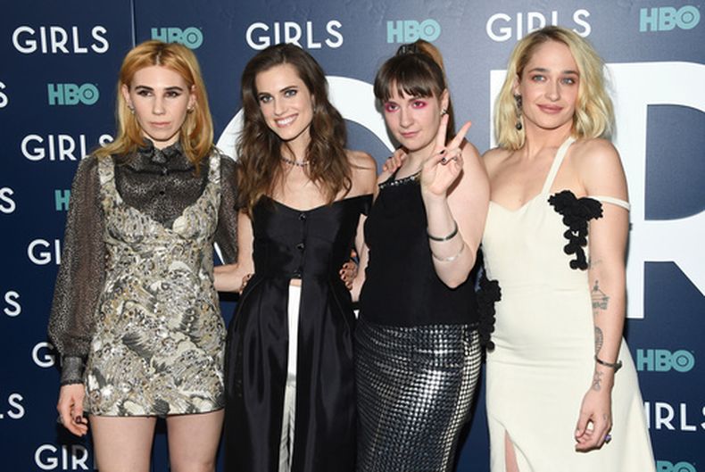 ARCHIVO - Las actrices Zosia Mamet, a la izquierda, Allison Williams, Lena Dunham y Jemima Kirke posan juntas durante el estreno de la sexta y última temporada de la serie Girls, de HBO, en el Alice Tully Hall el 2 de febrero de 2017, en Nueva York.(Foto Evan Agostini/Invision/AP, archivo)