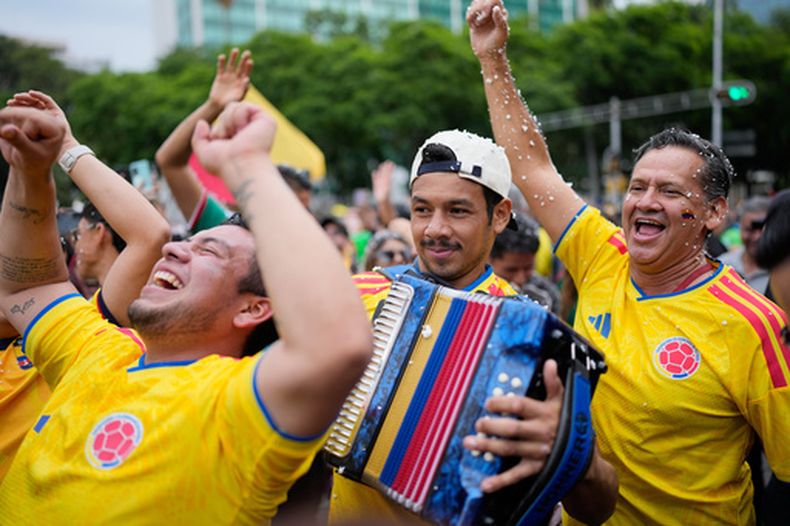 Aficionados de Colombia se reúnen en Ciudad de México, un día antes de que la selección de su país debute en el Mundial frente a Uzbekistán (AP Foto/Eduardo Verdugo)