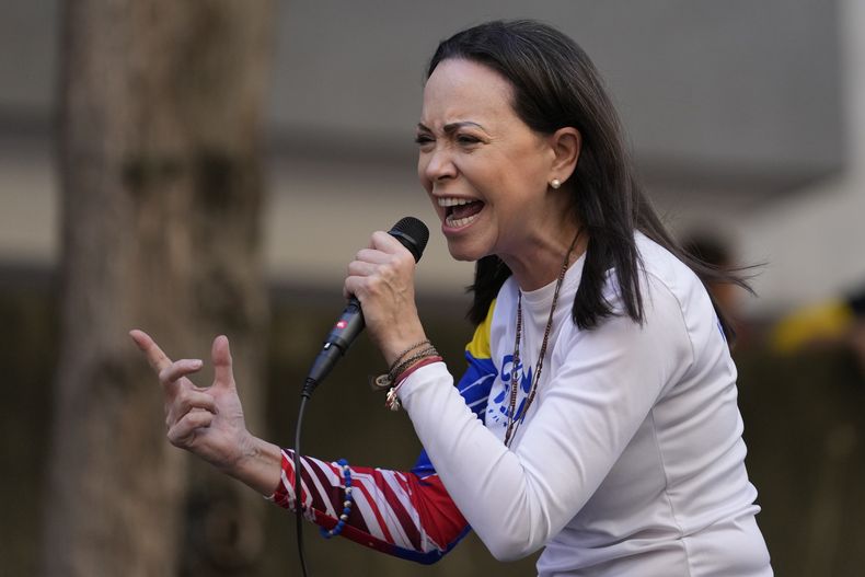 La líder de la oposición María Corina Machado le habla a sus partidarios durante una protesta contra el presidente venezolano Nicolás Maduro, el día antes de su toma de posesión para un tercer mandato en Caracas, Venezuela, el jueves 9 de enero de 2025. (AP Foto/Matías Delacroix)