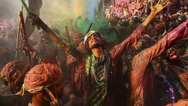 Residentes de Barsana y Nandgaon, cubiertos de polvo de colores, cantan y bailan mientras participan en el Lathmar Holi en el templo de Nandagram, en Nandgoan, a 115 kms (70 millas) al sur de Nueva Delhi, India, el 9 de marzo de 2025. (AP Foto)
