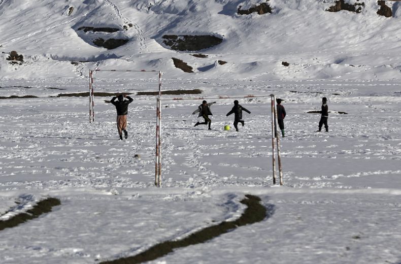 Ni&ntilde;os afganos juegan f&uacute;tbol sobre la nieve en un poblado en las afueras de Kabul, Afganist&aacute;n, el martes 11 de febrero de 2014. Una ni&ntilde;a peque&ntilde;a de Kabul ha sido diagnosticada con poliomielitis, el primer caso vinculado c