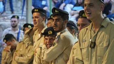 Integrantes de la marina israelí lloran durante el funeral del contramaestre de primera clase David Moshe Ben Shitrit, muerto en un ataque de Hezbollah, en el cementerio militar del Monte Herzl, en Jerusalén, el domingo 25 de agosto de 2024. (Foto AP/Ohad Zwigenberg)