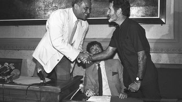 El escritor sudafricano Breyten Breytenbach, a la derecha, y el actor y cantante estadounidense Harry Belafonte se saludan durante una conferencia de prensa, el 18 de junio de 1986, en París. (AP Foto, Archivo)