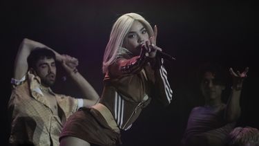 ARCHIVO - La cantante mexicana Kenia Os durante su concierto en el festival AXE Ceremonia en el Parque Bicentenario en la Ciudad de México el 24 de marzo de 2024. Os emprenderá una gira con su álbum Pink Aura. (Foto AP/ Marco Ugarte, archivo)