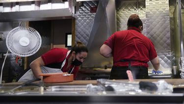 ARCHIVO - Dos mujeres trabajan en la cocina de un restaurante en Chicago, el jueves 23 de marzo de 2023. (AP Foto/Nam Y. Huh, archivo)