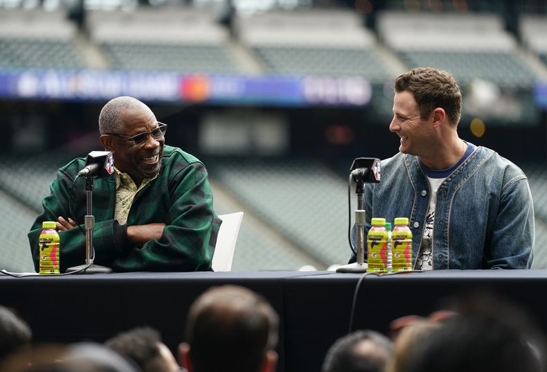 Dusty Baker, mánager de los Astros de Houston, sonríe con el abridor de la Liga Americana, Gerrit Cole, de los Yanquis de Nueva York, durante la conferencia de prensa del Juego de Estrellas, el lunes 10 de julio de 2023, en Seattle. El Juego de Estrellas se jugará el martes 11 de julio. (AP Foto/Lindsey Wasson)