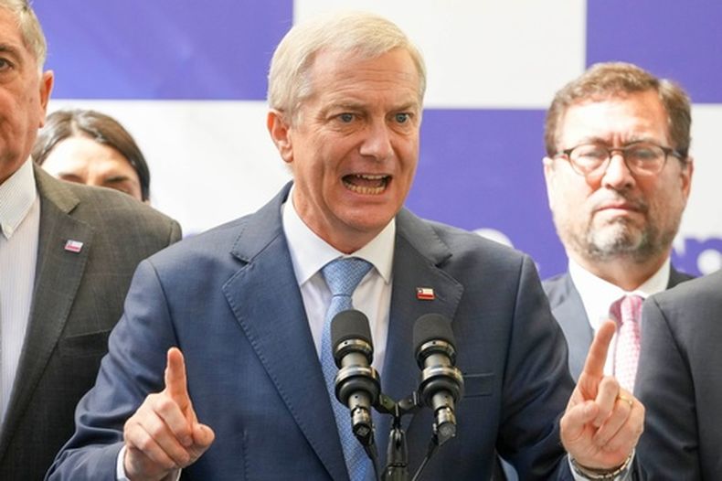 El presidente electo de Chile, José Antonio Kast, habla con la prensa en su oficina en Santiago, Chile, el martes 3 de marzo de 2026. (AP Foto/Esteban Félix)