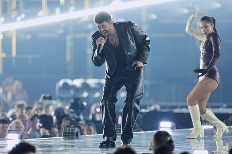 Noam Bettan, de Israel, interpreta la canción Michelle durante el ensayo general de la primera semifinal del 70º Festival de la Canción de Eurovisión en Viena, Austria, el lunes 11 de mayo de 2026. (Foto AP/Martin Meissner)