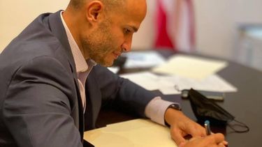 legislador insiste en hablar con empleados que reciben propinas antes de rendir informe de medida que elevaria el salario minimo