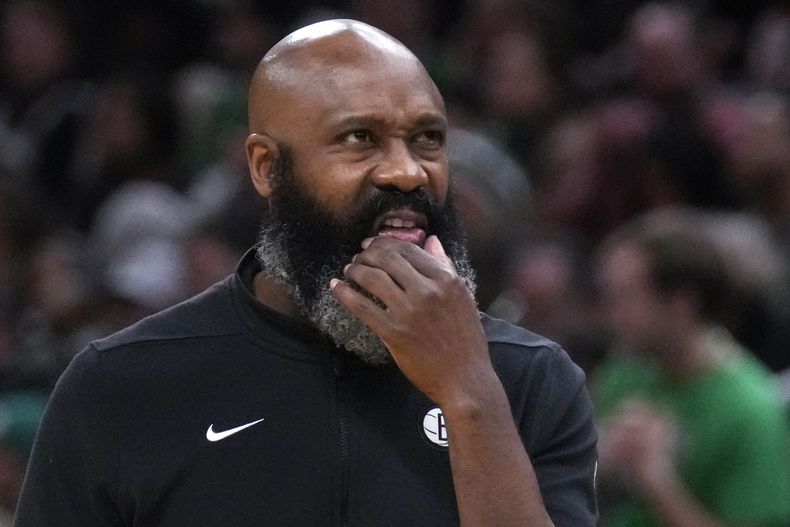 El entrenador de los Nets de Brooklyn Jacque Vaughn observa a la pizarra durante el partido contra los Celtics de Boston, el miércoles 14 de febrero de 2024, en Boston. (AP Foto/Charles Krupa)