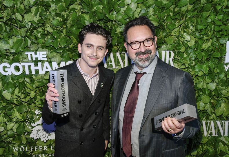 Timothee Chalamet, izquierda, y James Mangold posan con el premio visionario por A Complete Unknown durante los Premios Gotham de cine en Cipriani Wall Street el lunes 2 de diciembre de 2024 en Nueva York. (Foto Evan Agostini/Invision/AP)