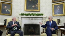 ARCHIVO - El presidente estadounidense Joe Biden habla con su colega brasileño Joe Biden en la Oficina Oval de la Casa Blanca, Washington, 10 de febrero de 2023. (AP Foto/Alex Brandon, File)