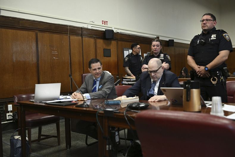 Harvey Weinstein comparece ante la Corte Suprema de Manhattan en el segundo día de selección del jurado en el juicio por violación en su contra, en Nueva York, el miércoles 16 de abril de 2025. (Curtis Means/Pool Photo via AP)