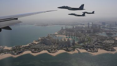 Aviones F-15 de la Fuerza Aérea de Emiratos Árabes Unidos escoltan al Air Force One, que transporta al presidente Donald Trump, a su llegada a Doha, Qatar, el miércoles 14 de mayo de 2025. (AP Foto/Alex Brandon)