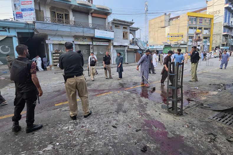 Policías examinan el lugar tras un atentado suicida en Kabal, Pakistán, el 2 de agosto de 2026. (Foto AP/Sherin Zada)