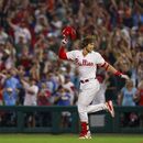 Alec Bohm de los Filis de Filadelfia celebra tras remolcar a Bryson Stott con la carrera ganadora ante los Orioles de Baltimore en el noveno episodio del juego en Fildadelfia. Martes 25 de julio de 2023. (AP Foto/Chris Szagola)