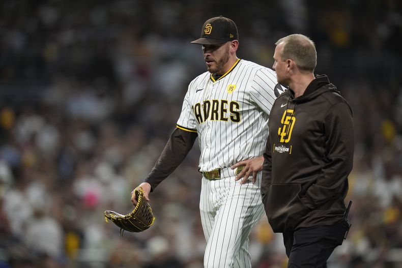 Joe Musgrove, abridor de los Padres de San Diego, abandona el segundo juego de la serie de comodines ante los Bravos de Atlanta, el miércoles 2 de octubre de 2024 (AP Foto/Gregory Bull)