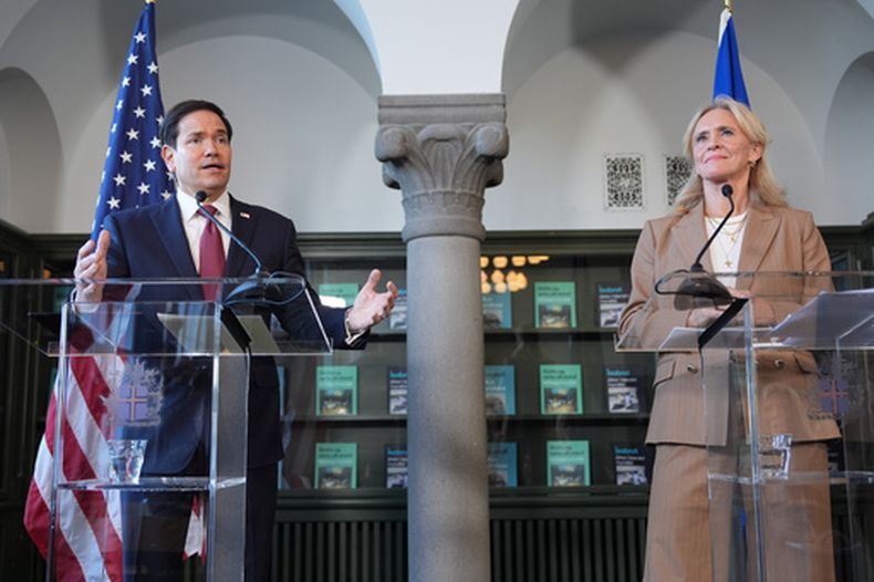 El secretario de Estado Marco Rubio con la ministra de Exteriores de Islandia Thorgerour Katrín Gunnarsdottir en Reikiavik, Islandia el 6 de octubre del 2026. (AP foto/Mark Schiefelbein, Pool)