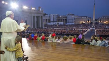 americateve | En esta fotograf&iacute;a del s&aacute;bado 26 de octubre de 2013 suministrada por el peri&oacute;dico vaticano LOsservatore Romano, un ni&ntilde;o no identificado abraza al papa Francisco mientras pronuncia una homil&iacute;a durante una audiencia con f