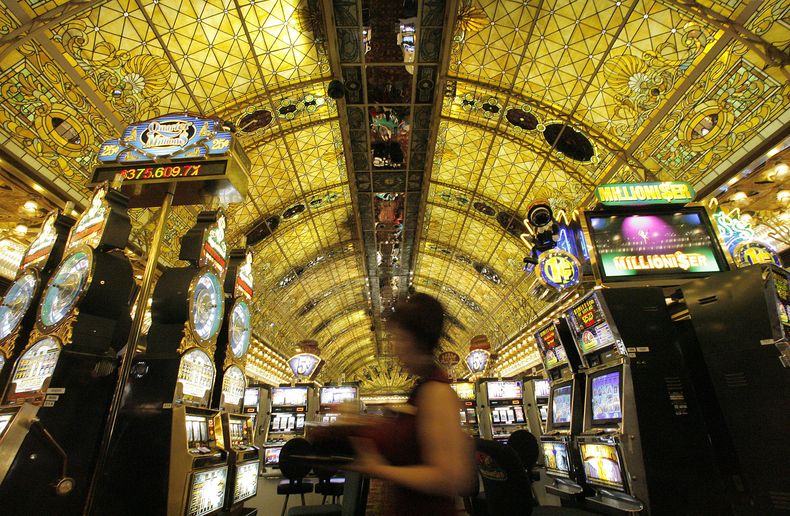 ARCHIVO - Vitrales en el techo del Tropicana Resort & Casino el miércoles 28 de marzo de 2007 en Las Vegas. Cuando el casino abrió sus puertas hace 50 años, sus cuidados jardines, sus salas con balcones y su elegante sala de exposición rápidamente le valieron el sobrenombre de Tiffany de la Franja. Su pasado relacionado con la mafia le valió un lugar permanente en la tradición del juego de Nevada. (Foto AP/Jae C. Hong, archivo)
