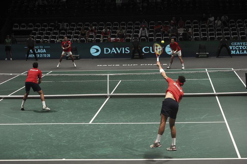 El chileno Alejandro Tabilo realiza su saque junto a su compañero Tomás Barrios Vera, en un encuentro de la Copa Davis ante los canadienses Alexis Galarneau y Vasek Pospisil, el sábado 16 de septiembre de 2023, en Bolonia, Italia (Michele Nucci/LaPresse via AP)