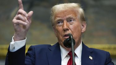 El presidente Donald Trump habla en la Sala Roosevelt de la Casa Blanca, el martes 21 de enero de 2025, en Washington. (AP Foto/Julia Demaree Nikhinson)