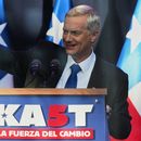 El candidato presidencial José Antonio Kast, del Partido Republicano, se dirige a sus partidarios durante un mitin antes de la segunda vuelta de las elecciones presidenciales en Temuco, Chile, el jueves 11 de diciembre de 2025. (AP Foto/Esteban Félix)