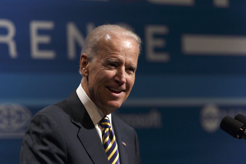 El vice presidente Joe Biden habla en la conferencia de creatividad de la Asociaci&oacute;n de Cinematograf&iacute;a de Estados Unidos, el viernes 2 de mayo de 2014, en el Newseum en Washington. (Foto AP/J. Scott Applewhite)
