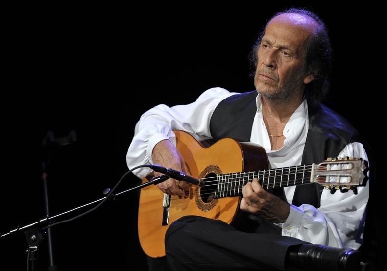 Imagen de archivo de del guitarrista de flamenco Paco de Lucia durante su presentaci&oacute;n en el Festival de Jazz de Montreux en Suiza. El superastro de la guitarra espa&ntilde;ola y genio del flamenco muri&oacute; el martes 25 de febrero del 2014 en M
