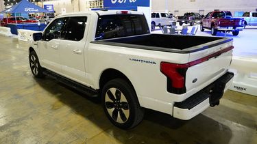 ARCHIVO - Camioneta Ford F-150 Lightning exhibida en el Salón del Automóvil de Filadelfia, 27 de enero de 2023. Ford retira más de 870.000 camionetas F-150 de modelos 2021 a 2023 en Estados Unidos porque los frenos de estacionamiento pueden encenderse inesperadamente. (AP Photo/Matt Rourke, File)