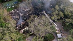 Bomberos tratan de extinguir un incendio en la residencia de Erik Spoelstra, el entrenador del Heat de Miami, el jueves 6 de noviembre de 2025, en Miami. (AP Foto/Rebecca Blackwell)