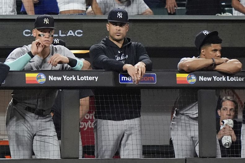 Aaron Judge, Giancarlo Stanton y el dominicano Juan Soto de los Yankees de Nueva York observan la novena entrada del juego ante los Mets de Nueva York el 26 de julio del 2024.(AP Foto/Frank Franklin II)
