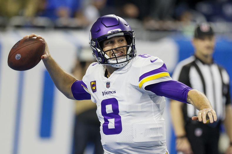 ARCHIVO - Kirk Cousins de los Vikings de Minnesota lanza un pase durante la primera mitad del juego de NFL ante los Lions de Detroit, el domingo 11 de diciembre de 2022, en Detroit. (AP Foto/Duane Burleson, Archivo)