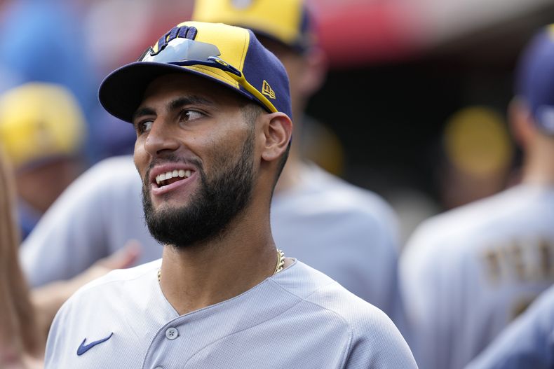 ARCHIVO - El venezolano Abraham Toro, de los Cerveceros de Milwaukee, sonríe durante un juego ante los Rojos de Cincinnati, el 3 de junio de 2023 (AP Foto/Jeff Dean, archivo)