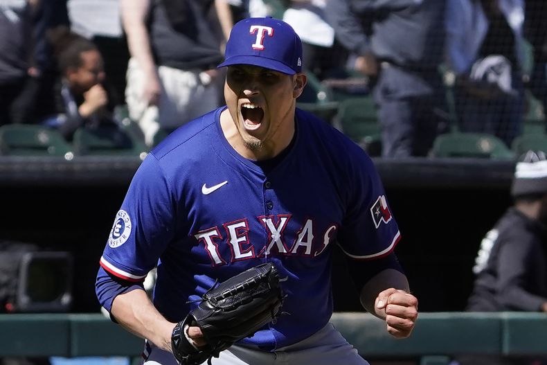 El pítcher de los Rangers de Texas Robert Garcia celebra el último out en la novena entrada ante los Medias Blancas de Chicago el domingo 25 de mayo del 2025. (AP Foto/David Banks)